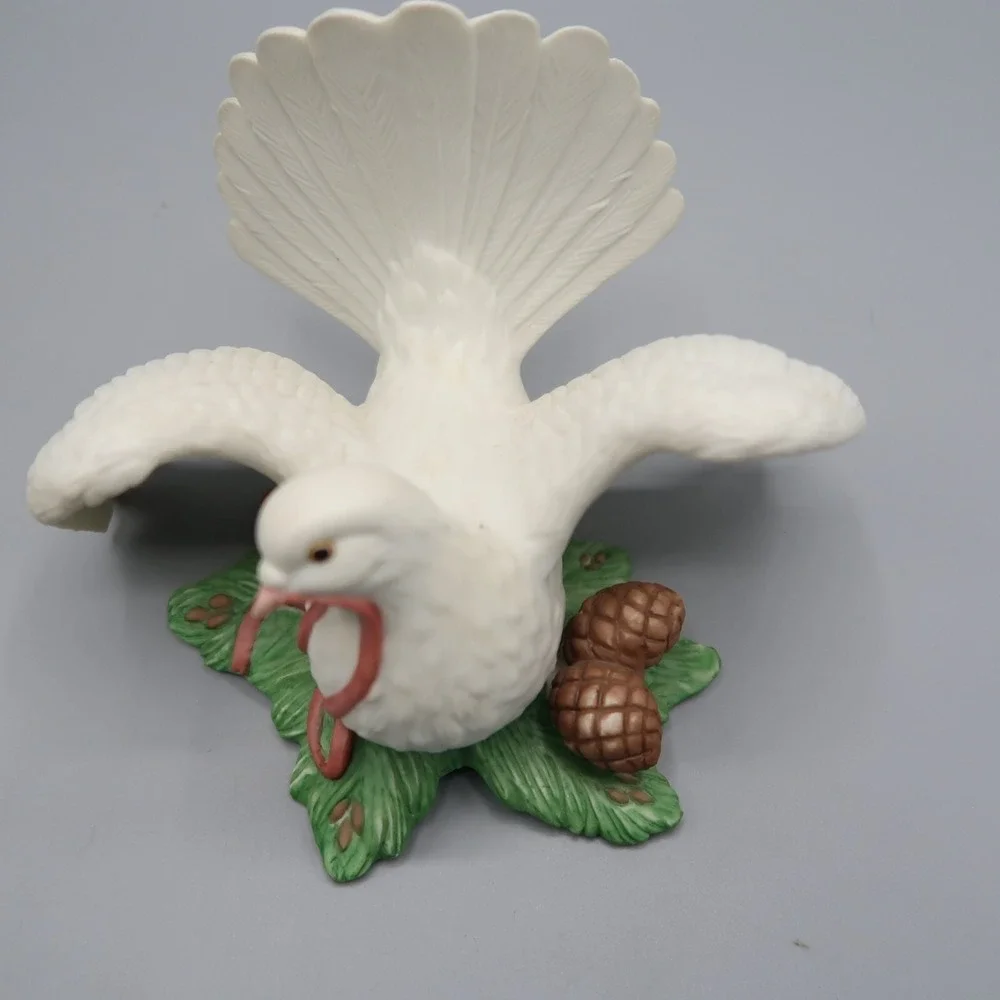 Vintage 1992 Enesco White Dove Figurine with ribbon and acorn Open wings